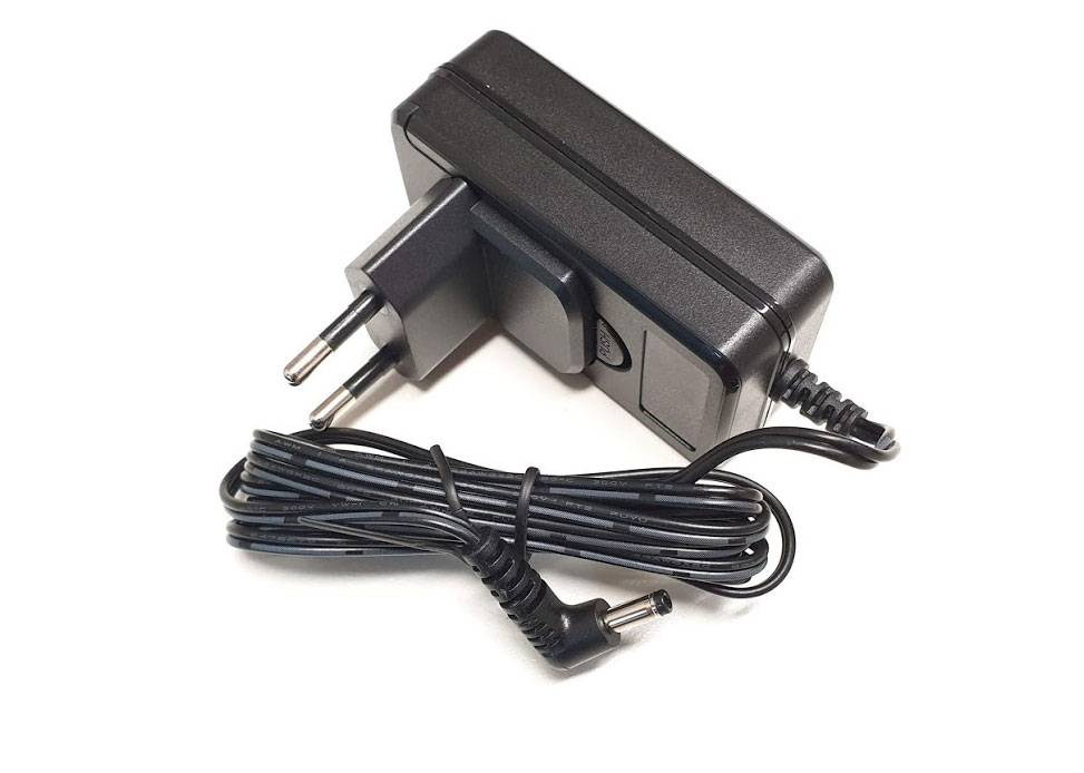 SBH-22 Schnellladegerät Für Yaesu FT-25R, FT-65R, FT-4VR U.a. – Mit 12V/24V Autokabel, Überladeschutz, LED-Anzeige SBH-22 Schnellladegerät Für Yaesu FT-25R, FT-65R, FT-4VR U.a. – Mit 12V/24V Autokabel, Überladeschutz, LED-Anzeige